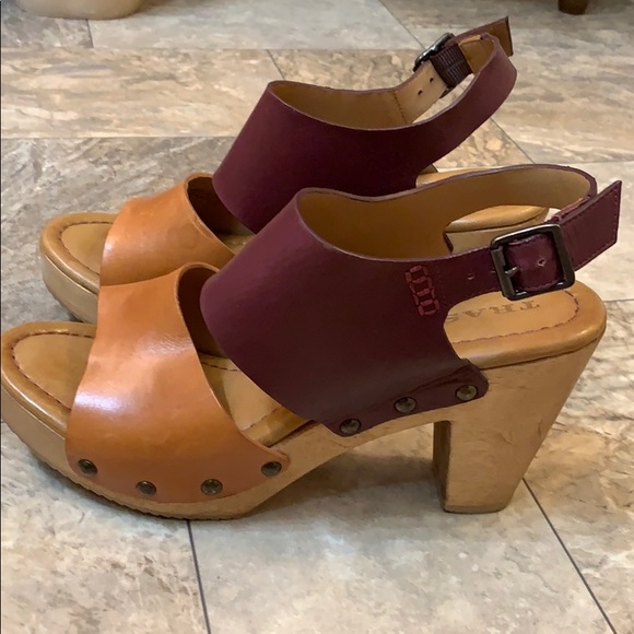 Anthroplogie Trask Tan & Brown Leather Ankle Strap Wooden Heels - Picture 4 of 8